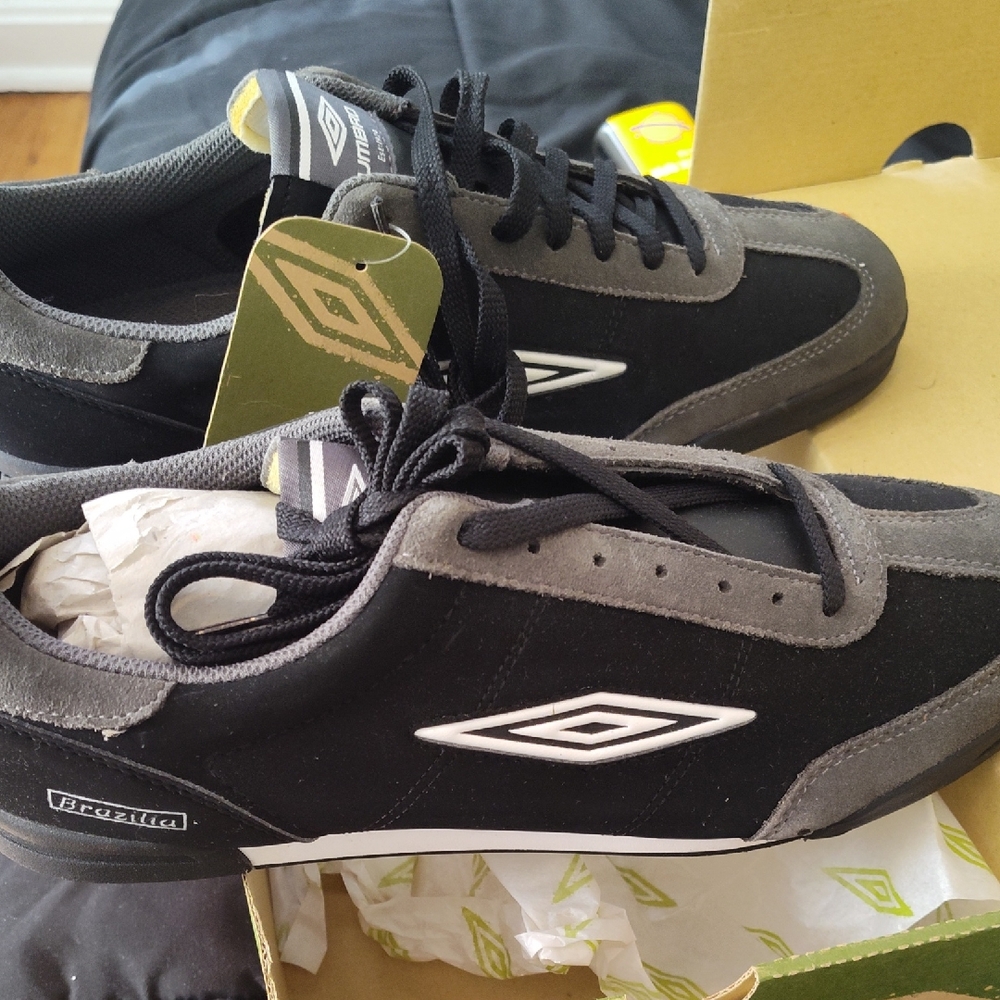Umbro Men's Black and Gray Sneakers